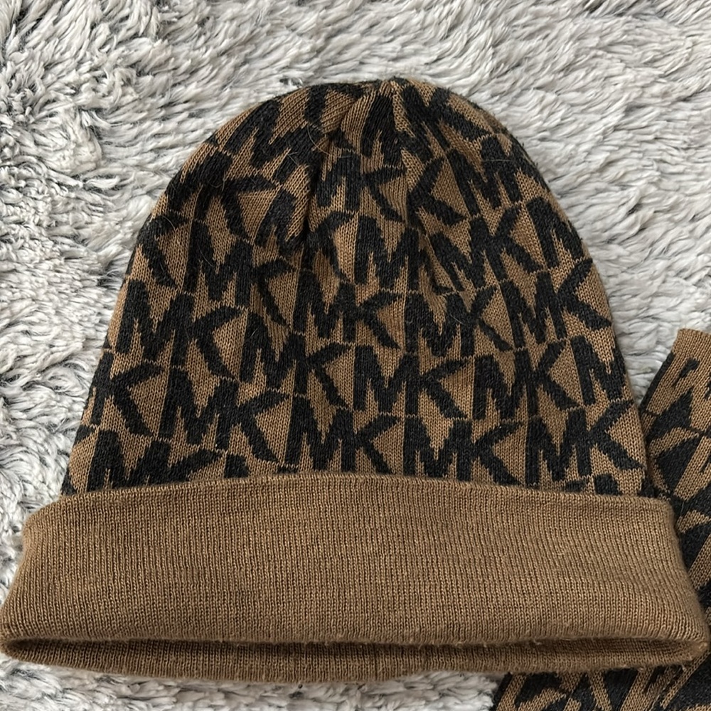 Scarf & hat - Picture 2 of 5
